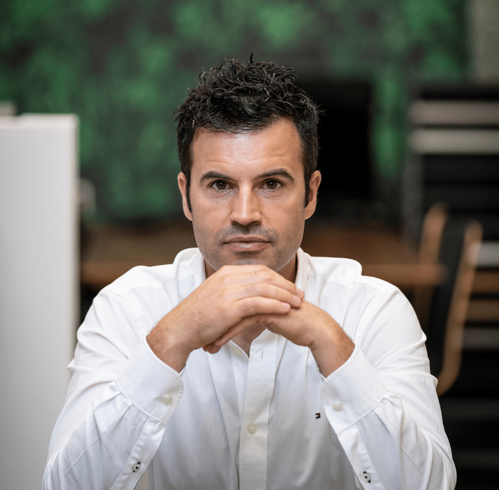 photo d'un homme brun avec une chemise blanche