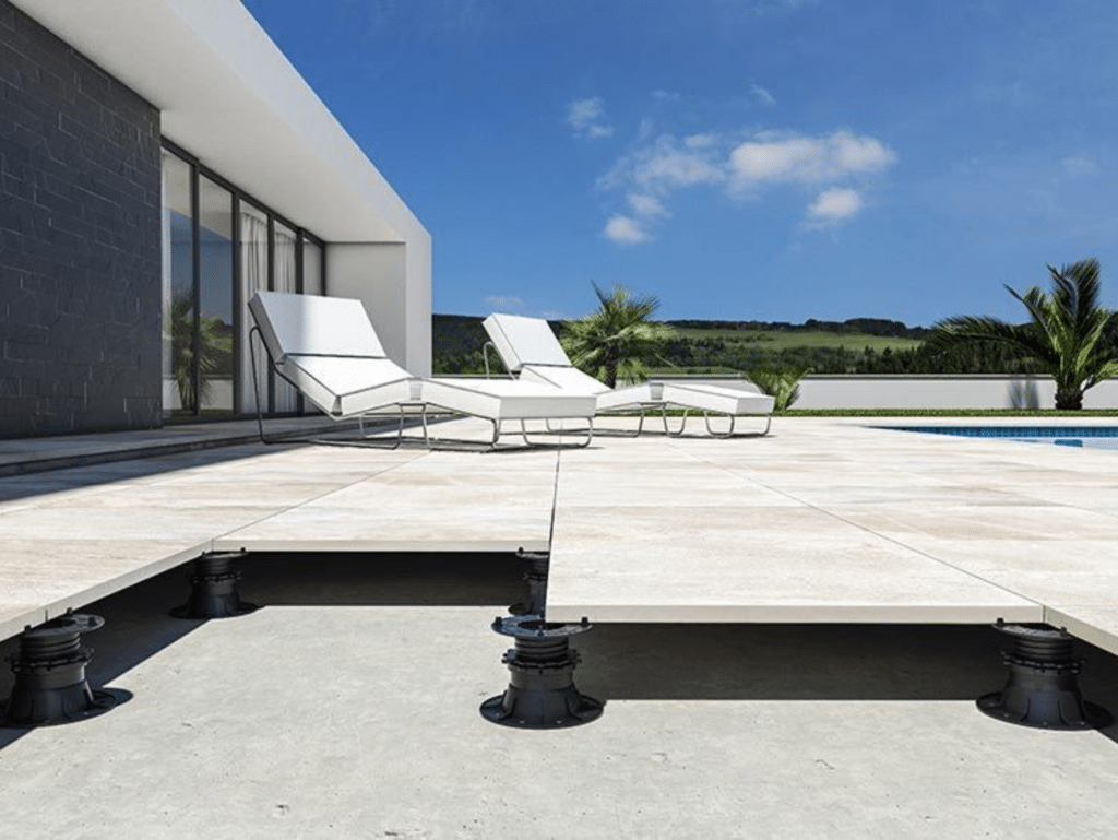 photo qui montre le dessous de carrelage sur plot d'une plage piscine