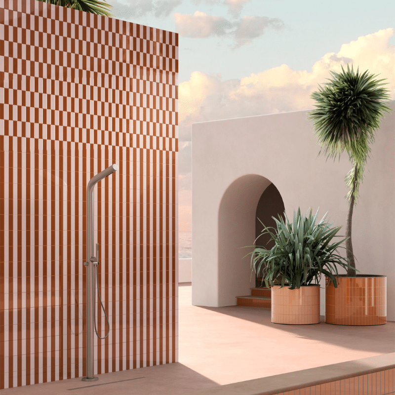 une douche extérieure design avec un carrelage Quintessenza Färgblock