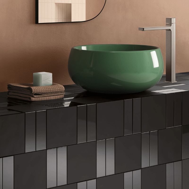 une vasque verte avec un mur noir en carrelage Quintessenza Färgblock