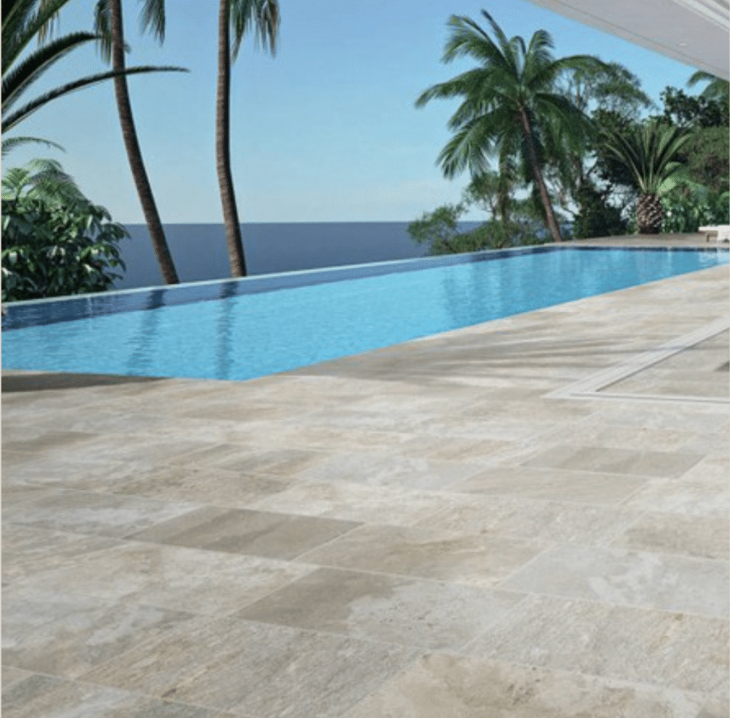 carrelage effet travertin autour d'une piscine avec vue mer