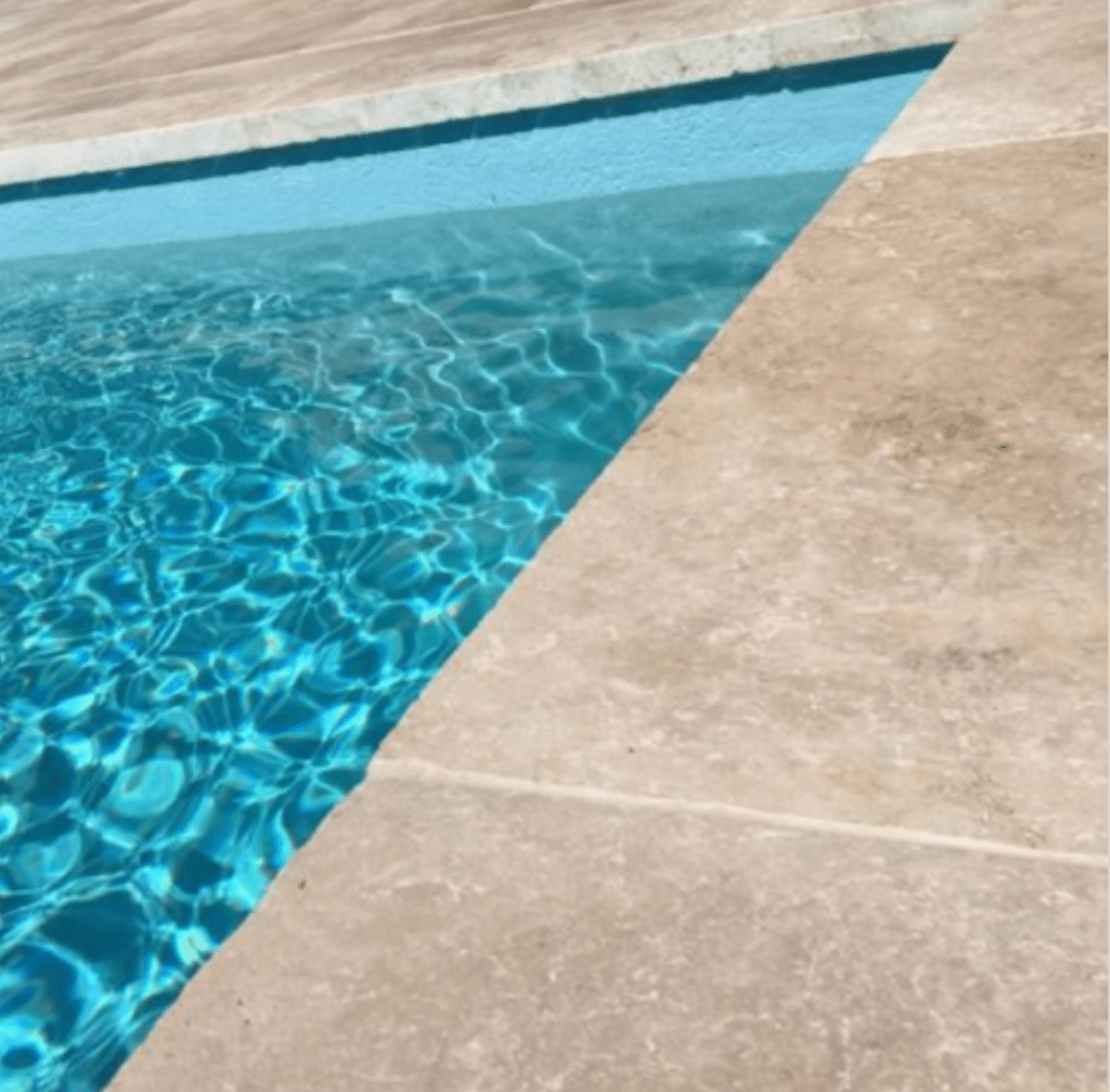 margelle en travertin autour d'une piscine