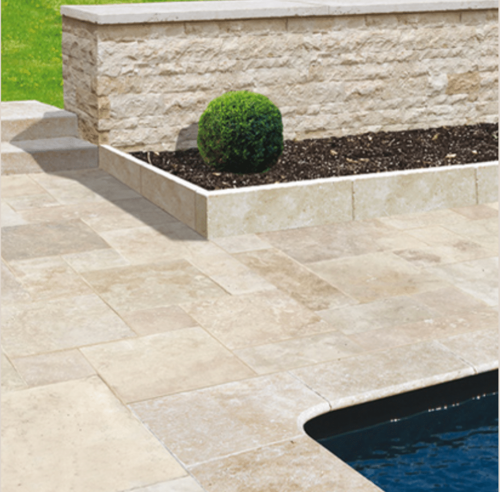 carrelage et margelles travertin autour d'une piscine