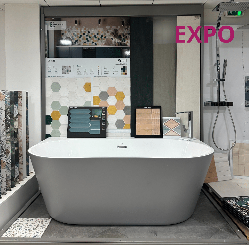 baignoire design en promo : acrylique blanc avec tablier couleur ciment