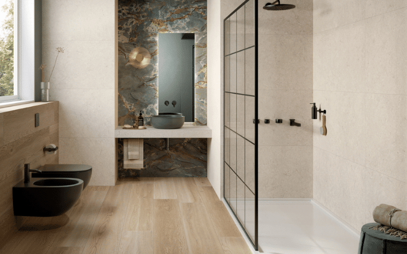 une salle de bain moderne avec un carrelage effet parquet au sol, et un carrelage mural beige
