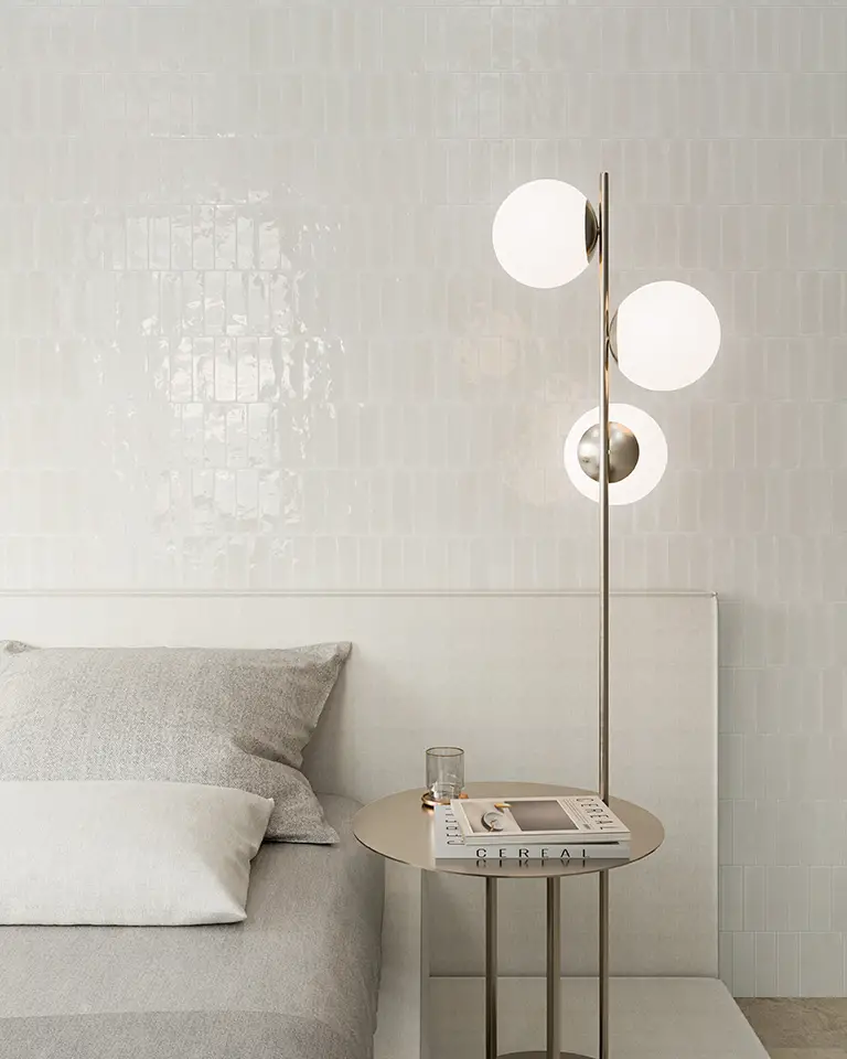 une chambre blanche avec un carrelage blanc wow au mur