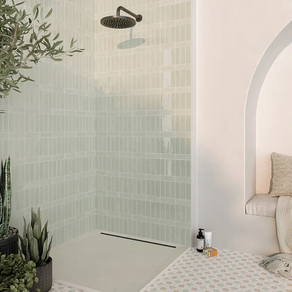 une douche à l'italienne avec un carrelage wow vert clair