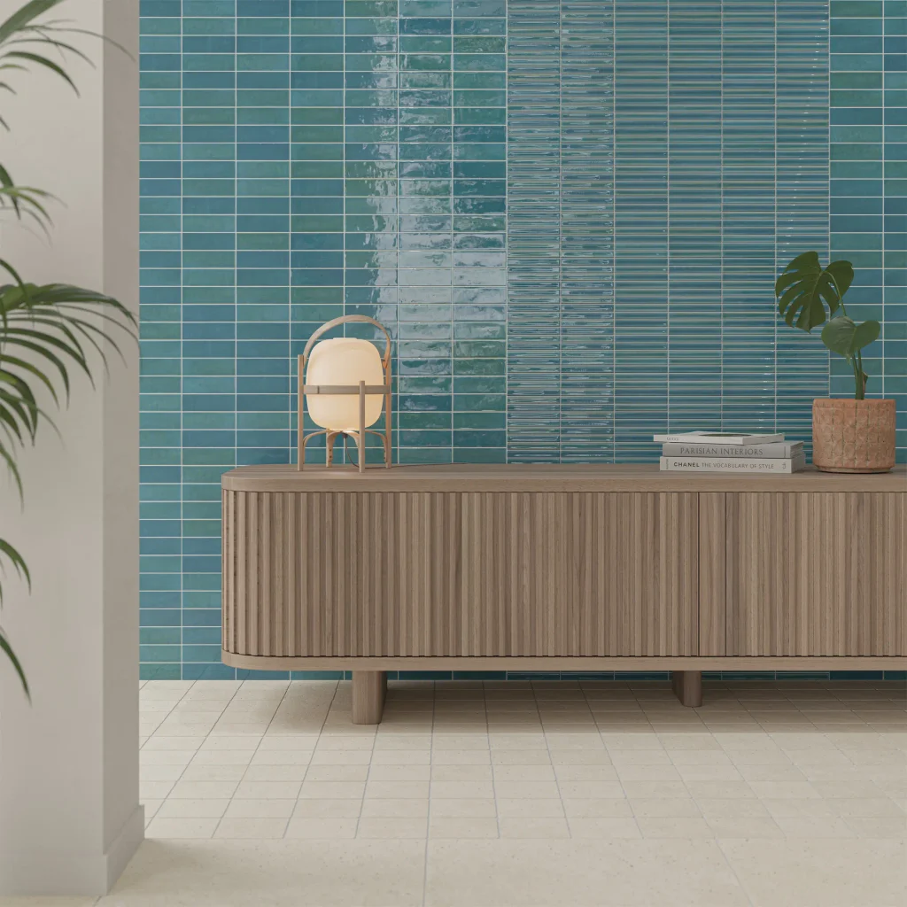 un meuble de salon devant un mur en carrelage bleu wow