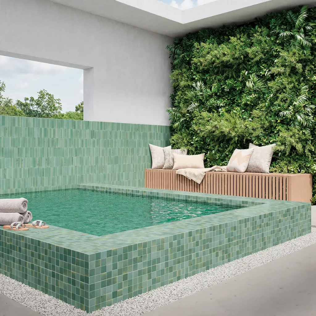 une petite piscine en carrelage wow vert