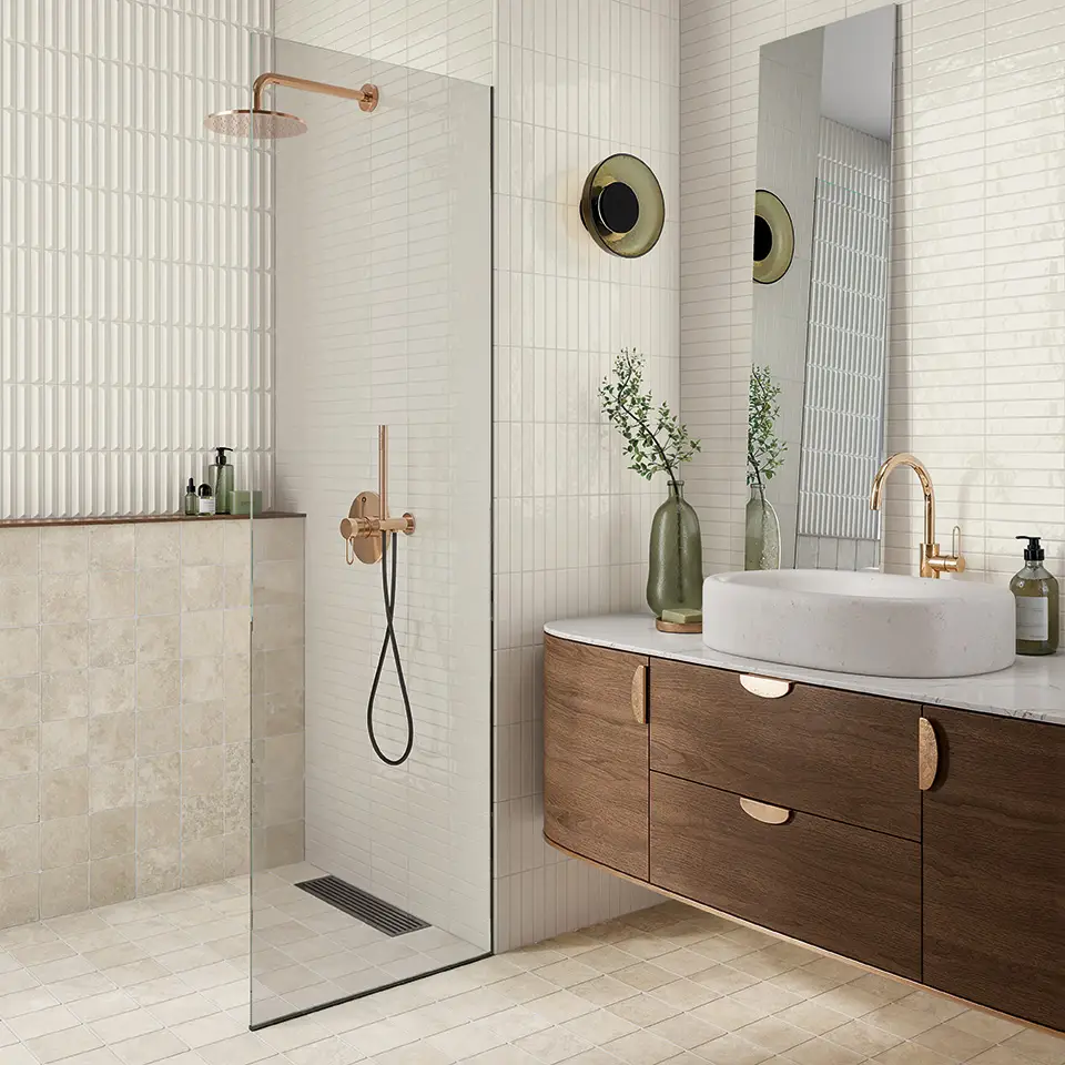 une salle de bain avec un carrelage wow blanc
