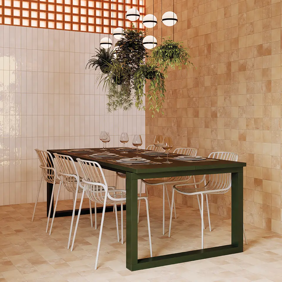 une table et des chaises à côté d'un mur en carrelage terre wow